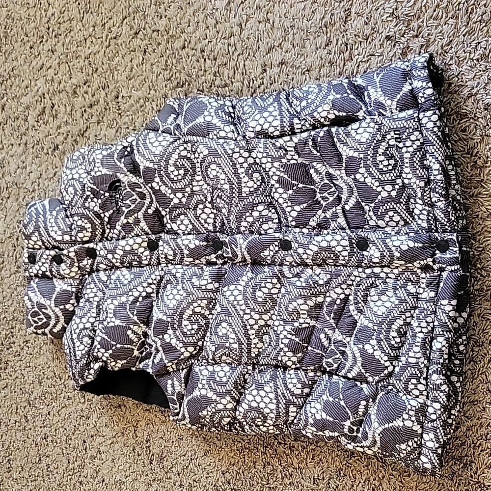 The North Face 700 Goose Down Filled Puffer Vest Grey Flowers Lace Patte…